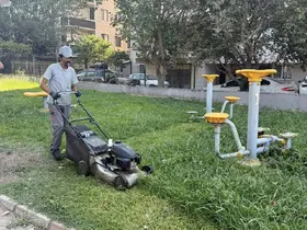 Körfez’de park ve bahçelere bakım işlemi
