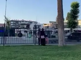 Korkuluğu aşıp trafiği tehlikeye attılar
