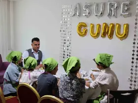 Koruma altındaki çocuklar aşure yaptı
