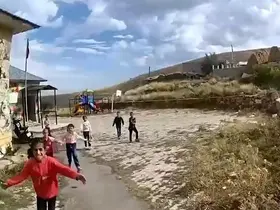 Koşarak geldiler, sımsıkı sarıldılar: Jandarmaya sevgi çemberi
