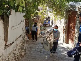 Kötü kokuların yayıldığı çöp evden 5 ton çöp çıkarıldı
