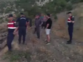 Kovalarla su taşıyan köylüler yangını söndürdü
