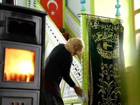 Köy Camisi imece usulü temizlendi
