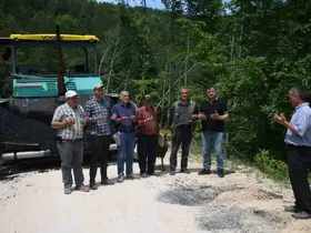 Köy yolları asfaltlanan vatandaşlar şükür kurbanı kesti
