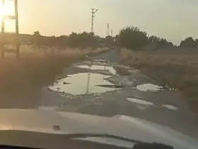 Köy yolundaki çökme ve çukurlar sürücülere zor anlar yaşatıyor
