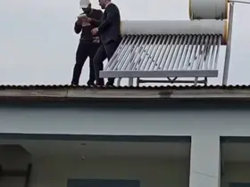 Köy ziyaretinde dikkat çeken anlar: Çatıda başlayan sohbet üyelikle sonuçlandı
