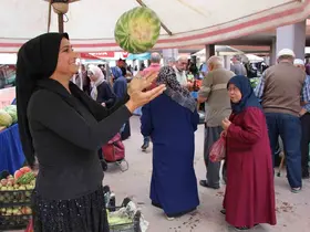 Köyün çalışkan kızı Esra’nın tarladan pazara uzanan umut hikayesi

