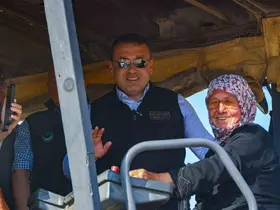Köyünün sıcak asfaltını 73 yaşındaki Emine teyze döktü
