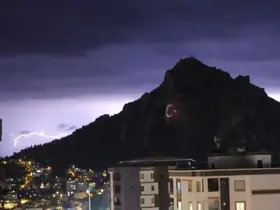 Kozan Kalesi’nde şimşekler görsel şölen oluşturdu
