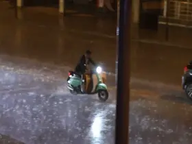 Kozan’da aniden bastıran sağanak sürücülere zor anlar yaşattı
