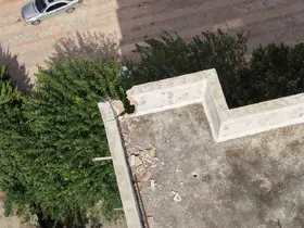 Kozan’da apartmana düşen yıldırımın oluşturduğu hasar dronla görüntülendi
