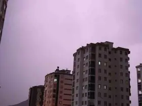 Kozan’da şimşekler geceyi aydınlattı
