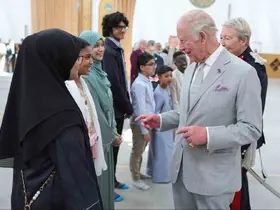 Kral III. Charles, Cambridge’de Avrupa’nın ilk ekolojik tasarımlı camisini ziyaret etti
