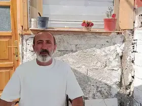 Küçük gölette 1,5 metrelik devasa balık yakaladı, mutluluğu kameraya yansıdı
