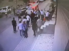 Küçükçekmece’de biri çocuk iki kişinin silahla yaralandığı anların güvenlik kamerası görüntüleri ortaya çıktı
