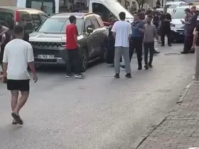 Küçükçekmece’de silahlı kavga: Yoldan geçen 1’i çocuk 2 kişi yaralandı
