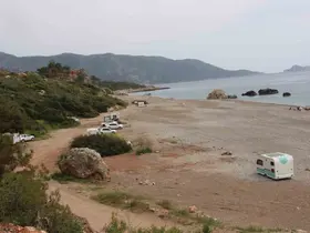 Kumluca’da sahil ve kamu alanlarında karavan konaklaması yasaklandı, karavancılar bölgeden çıkarıldı
