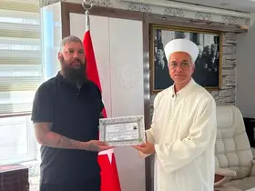 Kur’an-ı Kerim’den etkilenen Macar turist müslüman oldu

