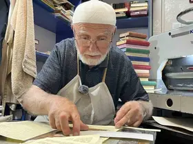 Kur’an-ı Kerim’i ciltliyor, özenle kullanılmasını istiyor
