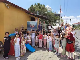 Kur’an Kursunda eğitim gören çocuklara dondurma ikramı
