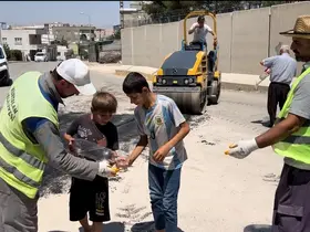 Kurtalan’da kavurucu sıcakta çalışan belediye ekiplerine çocuklardan soğuk su ikramı
