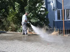 Kuşadası Belediyesi ekipleri ilçede çalışmalarını sürdürüyor

