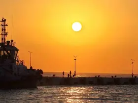Kuşadası, gün batımında kızıla boyanıyor
