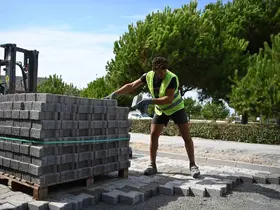 Kuşadası Karaova’da 7 bin metrekarelik yol yenilendi
