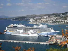 Kuşadası’na 2 kruvaziyerle 4 bin 694 turist geldi
