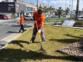 Kuşadası’nda bayram öncesi yeşil alanlarda bakım çalışmaları sürüyor
