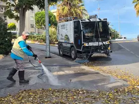 Kuşadası’nda cadde temizliği aralıksız sürüyor
