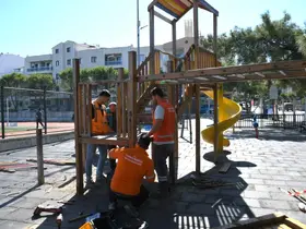 Kuşadası’nda çocukların oyun alanları yenileniyor
