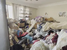 Kuşadası’nda çöp evden 2,3 ton atık çıkarıldı
