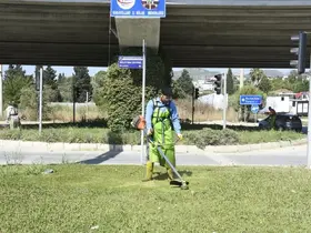 Kuşadası’nda yeşil alanlar bakıma alındı
