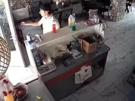 Kütahya’da deprem anı kameraya yansıdı
