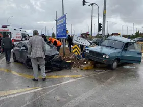 Kütahya’da iki otomobil çarpıştı: 2 ölü, 8 yaralı

