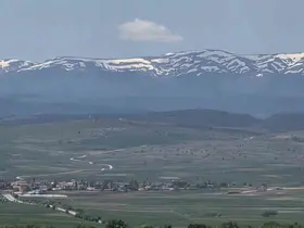 Kütahya’da kartpostallık manzara zirvede kar, ovada bahar
