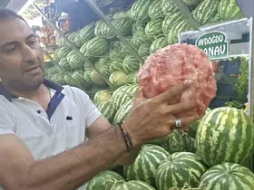 Kütahyalı manavın eliyle karpuz soyma videosu sosyal medyada viral oldu
