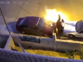 Kutlama sırasında ters yakılan meşale otomobile zarar verdi
