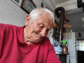 Kütükten sadece bir keser ile ürettikleri hobisi oldu
