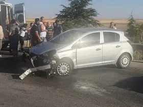 Lastiği patlayan araç bariyerlere girdi: 1’i çocuk 3 yaralı
