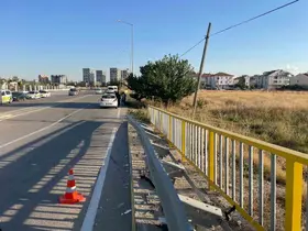 Lastiği patlayan otomobil bariyerlere çarptı: 1 yaralı
