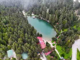 Limni Gölü Tabiat Parkı yaz ortasında ziyaretçilerini sis ve serin havayla karşılıyor
