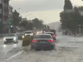 Lüleburgaz’da sağanak yağış hayatı felç etti: Cadde ve sokaklar göle döndü
