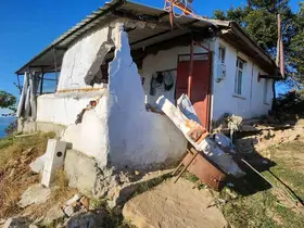 Maden ocağı yakınında oluşan yarıklar evi ikiye böldü

