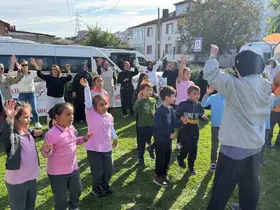 Mahalle sakinleri müzik eşliğinde hareket etti
