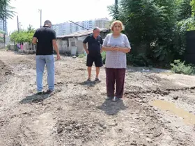 Mahalleliden bozuk yol tepkisi: "Kağnı geçmeye çalışsa geçemez"
