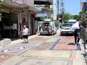 Mahallelinin toz isyanı: Yapılmayan yola halı serdiler
