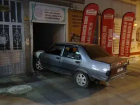 Malatya’da kontrolden çıkan otomobil dershaneye girdi
