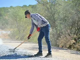 Manisa Büyükşehir’den 2 ilçenin 10 mahallesine ulaşım sağlayan yola asfalt
